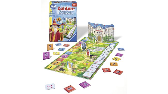 Das Bild zeigt das Lernspiel "Zahlen-Zauber" von Ravensburger. Im Vordergrund ist das Spielbrett zu sehen, das mit bunten Feldern und Zahlen von 1 bis 10 gestaltet ist. Auf dem Spielbrett stehen Spielfiguren und es liegen verschiedene nummerierte Spielplättchen herum. Im Hintergrund ist die Spielverpackung abgebildet, die einen Zauberer und ein Schloss zeigt.