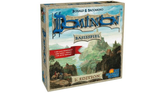 Die Abbildung zeigt die Verpackung des Brettspiels "Dominion - Basisspiel, 2. Edition" von Donald X. Vaccarino. Die Box ist kunstvoll gestaltet und zeigt eine mittelalterliche Landschaft mit einer Burg auf einem Hügel und einem Fluss, der durch das Tal fließt. Unten rechts ist das Logo von Rio Grande Games zu sehen. Ein rotes Banner informiert darüber, dass ein Jahr gratis Dominion online spielen inklusive ist.