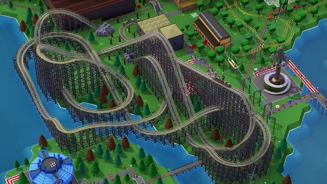 Gezeigt wird ein Screenshot aus dem Videospiel Parkitect, auf dem einen große Achterbahn zu sehen ist. Sie steht auf Land und im angrenzenden Wasser.