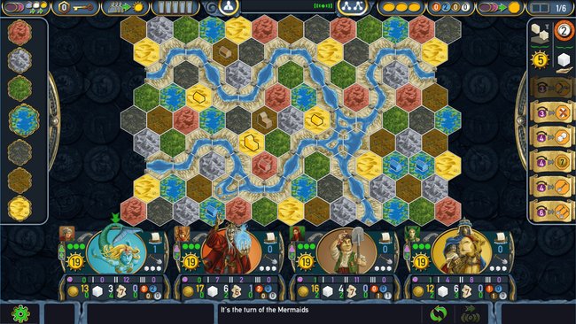 Gezeigt wird ein Bildschirmfoto aus dem digitalen Brettspiel Terra Mystica, das eine detaillierte Hexagon-Karte mit verschiedenen Geländetypen wie Wälder, Wüsten, Gebirge, Flüsse und Seen zeigt . Unten auf dem Bildschirm sind die Spielertafeln mit ihren jeweiligen Ressourcen und Punkteständen zu sehen, darunter Symbole für Arbeiter, Münzen und Gebäude. Links und rechts sind zusätzliche Spielinformationen und Optionen eingeblendet. In der Mitte der Karte sind einige Gebäude platziert.