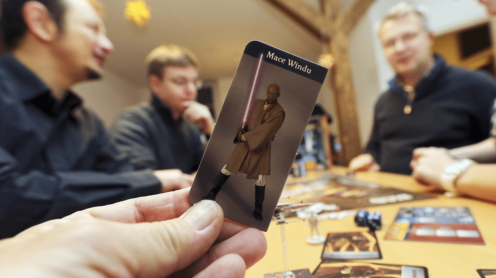 Gezeigt wird eine Karte mit einem schwarzen Jedi-Ritter names Mace Windu aus einem Star Wars-Brettspiel.