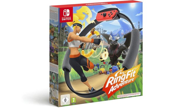 Gezeigt wird die Box des Switch-Spiels Ring Fit Adventure, auf dem ein Fitness-Ring mit einem Switch-Controller und eine Spielfigur, die Fitnessübungen macht, zu sehen sind. Sie schleudert dabei Abwehrwellen gegen eine Fledermaus-Figur.