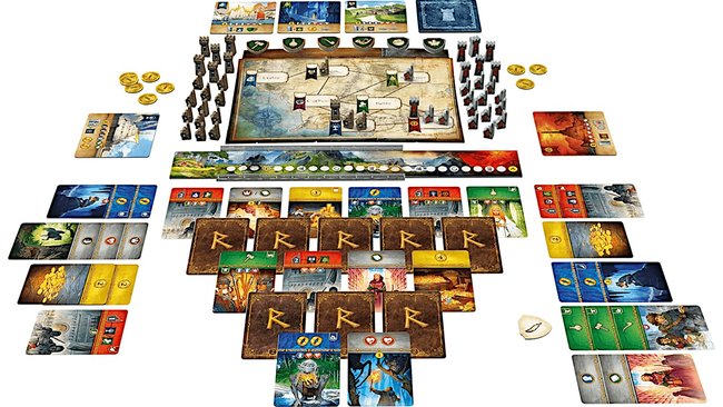 Gezeigt wird das Spielmaterial zum Brettspiel Der Herr der Ringe: Duell um Mittelerde, bei dem zahlreiche Karten um einen kleines Spielbrett herum platziert sind.