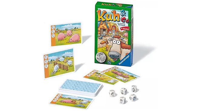 Das Bild zeigt das Würfelspiel "Kuh & Co." von Ravensburger. Im Vordergrund sind Spielkarten mit Tieren, ein Stapel weiterer Karten sowie mehrere Würfel zu sehen. Im Hintergrund steht die Spielverpackung, die eine Illustration einer Kuh und eines Bauernhofs zeigt.