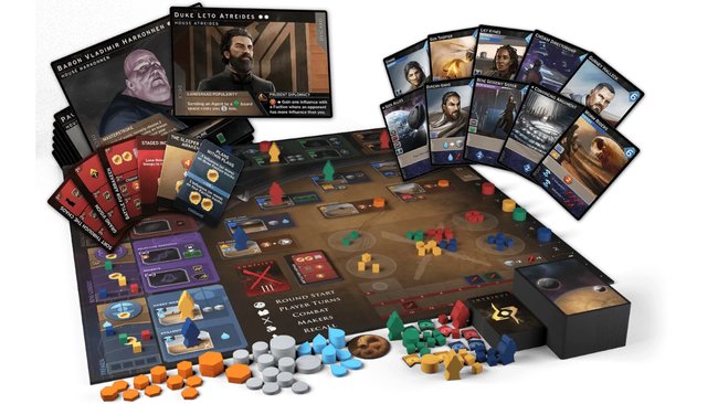 Gezeigt wird das Spielmaterial des Brettspiels Dune: Imperium.