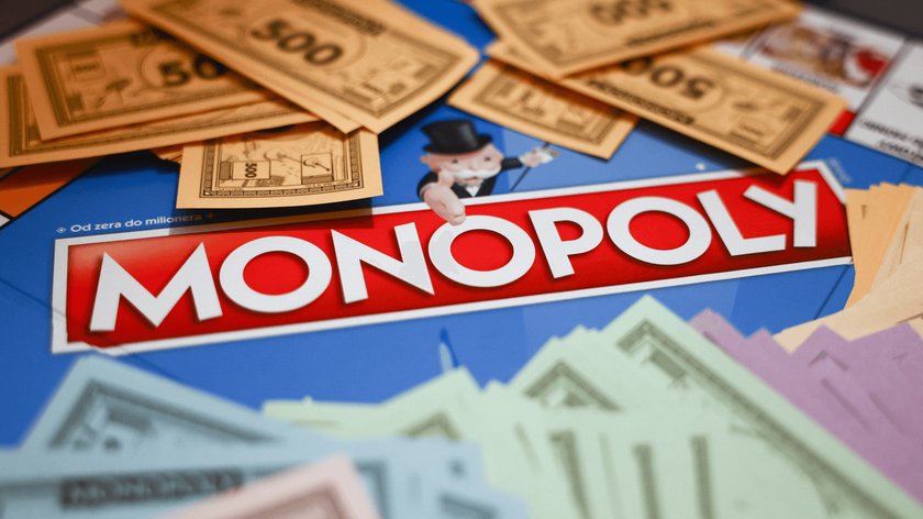 Gezeigt wird das Brettspiel Monopoly mit dem ikonischen Schriftzug in Großaufnahme.