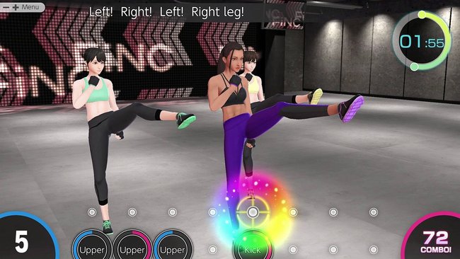 Gezeigt wird ein Screenshot aus dem Switch-Spiel Knockout Home Fitness, in dem drei Frauen Trittbewegungen nach vorne in einem virtuellen Trainingsraum machen. Unten sind verschiedene Zahlenanzeigen zu sehen. Oben rechts läuft ein Timer, der bei 1:55 Minuten steht.