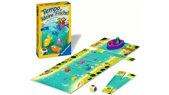 Gezeigt wird die Verpackung und das Spielmaterial des Kinderspiels "Tempo, kleine Fische!". Das Spielmaterial zeigt ein Spielbrett, das eine Wasserfläche darstellen soll. Dort befinden sich Holzfische und ein Holzboot mit Spielfiguren.