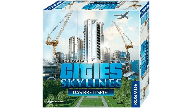 Das Bild zeigt die Verpackung des Brettspiels "Cities Skylines: Das Brettspiel" von Kosmos. Auf dem Cover sind moderne Gebäude und Wolkenkratzer zu sehen, die von Baukränen umgeben sind. Im Hintergrund fliegt ein Flugzeug über die Stadtlandschaft. Der Titel des Spiels ist in großen blauen Buchstaben in der Mitte der Box abgebildet. Unten auf der Verpackung stehen der Name des Spieleautors, Rustan Håkansson, sowie das Logo von Paradox Interactive.