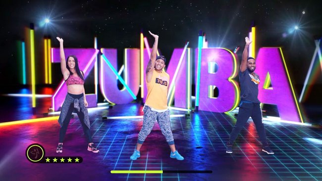 Gezeigt werden zwei Männer und eine Frau im Switch-Spiel Zumba: Burn It Up!, die breitbeinig auf einer Tanzfläche stehen und die linken Arme nach oben strecken. Im Hintergrund ist der Schriftzug "Zumba" zu lesen.