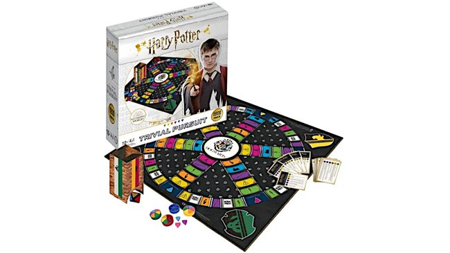 Gezeigt wird die Box und das Spielmaterial des Brettspiels Trivial Pursuit Harry Potter.