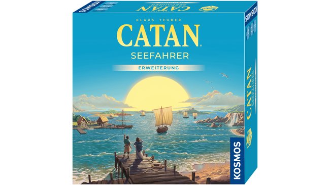 Gezeigt wird die Box der Catan-Erweiterung Seefahrer. Sie zeigt eine Bucht mit einem Steg, auf dem Menschen stehen. In der Bucht schwimmen kleine Segelboote. Im Hintergrund ist ein großer Sonnenaufgang zu sehen.