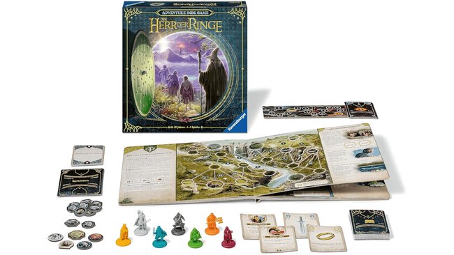 Das Bild zeigt den Inhalt des Spiels "Der Herr der Ringe: Adventure Book Game". Es umfasst eine geöffnete Spielmappe mit einer illustrierten Karte, Spielfiguren der Gefährten in verschiedenen Farben, Karten, Marker und eine Spielhilfe. Die Spielschachtel im Hintergrund zeigt das Artwork der Gemeinschaft der Gefährten vor der Kulisse von Mordor und dem Schicksalsberg.