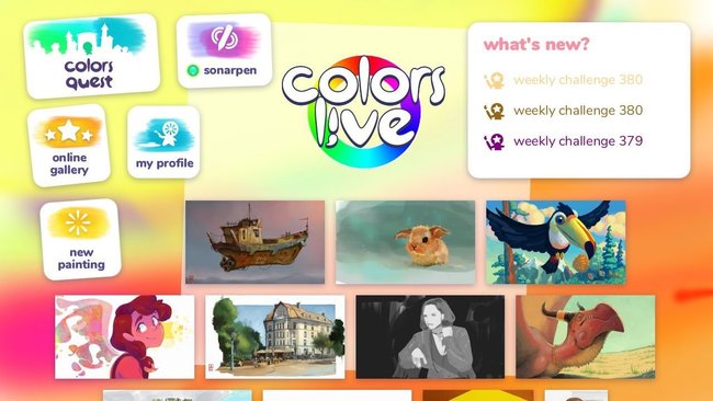 Das Bild zeigt eine bunte Benutzeroberfläche für das Videospiel "Colors Live" und verschiedene Funktionen wie "Colors Quest", "Online Gallery", "My Profile" und "New Painting". Darunter sind mehrere Kunstwerke abgebildet, darunter ein altes Schiff, ein flauschiges Tier, ein Tukan, ein Mädchen mit roten Haaren, ein Gebäude, und eine Dinosaurier-Illustration. Rechts oben werden die neuesten wöchentlichen Herausforderungen angezeigt.