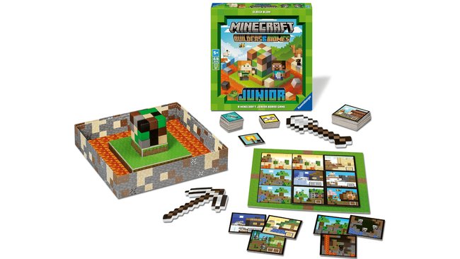 Das Bild zeigt das Brettspiel "Minecraft Builders & Biomes Junior" von Ravensburger. Rechts oben ist die grüne Spielbox mit dem Minecraft-Logo zu sehen. Links unten befindet sich ein 3D-Spielfeld mit Minecraft-typischer Lava und einer grünen Plattform. Um das Spielfeld herum sind verschiedene Spielkomponenten verteilt: Spielkarten, Minecraft-Spitzhacken aus Karton, eine Übersichtskarte und Spielplättchen. Das Spiel ist laut Verpackung für Kinder ab 5 Jahren geeignet und wurde von Ulrich Blum entwickelt.