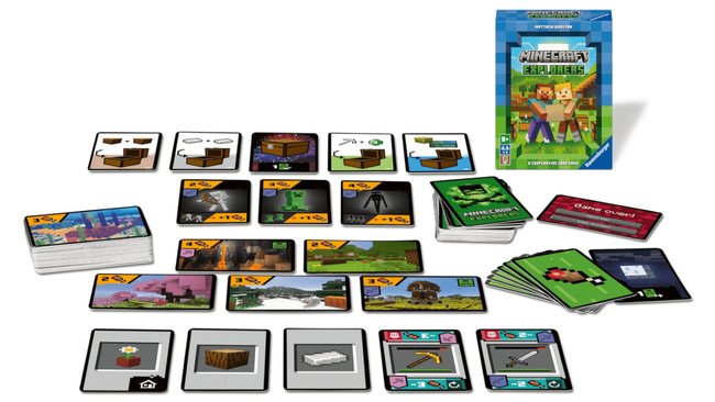 Das Bild zeigt das Kartenspiel "Minecraft Explorers" von Ravensburger. Rechts oben ist die blaue Spielbox mit dem Minecraft-Logo zu sehen. Auf der weißen Fläche sind verschiedene Spielkarten ausgebreitet, die zum Spiel gehören. Die Karten zeigen typische Minecraft-Elemente wie Truhen, Monster (Creeper, Enderman), verschiedene Biome, Werkzeuge und Ressourcen. Einige Karten haben Zahlen in den Ecken und spezielle Symbole. Es handelt sich um ein kooperatives Kartenspiel, wie auf der Verpackung angedeutet wird, das im Minecraft-Universum angesiedelt ist.