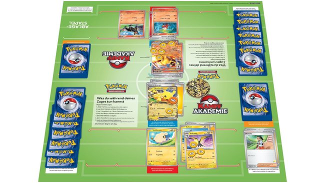 Das Bild zeigt das Spielbrett des Pokémon-Sammelkartenspiels "Kampfakademie" in einer aktiven Spielsituation. Auf dem grünen Brett sind verschiedene Bereiche markiert, einschließlich "Ablage-Stapel" und "Was du während deines Zuges tun kannst". Es sind mehrere Pokémon-Karten auf dem Spielfeld zu sehen, darunter Pikachu GX, Voltobal, und andere Karten mit Energiekarten und Schadensmarken. Auf beiden Seiten des Spielfelds liegen gestapelte Karten, die zu den Decks der Spieler gehören. In der Mitte des Spielfelds befindet sich das "Kampfakademie"-Logo.