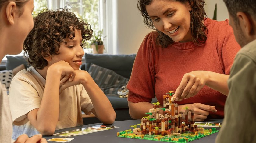 Gezeigt wird eine Familie, die das LEGO-Brettspiel Monkey Palace spielt.