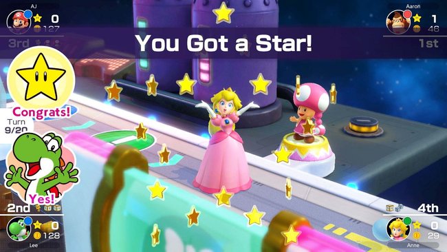 Der Screenshot aus dem Videospiel "Mario Party Superstar" zeigt die Figur Peach, die gerade einen Stern gewonnen hat. Um sie herum schweben mehrere goldene Sterne, und der Text "You Got a Star!" wird eingeblendet. Toadette steht auf einer Plattform und hält ebenfalls einen Stern. Auf der linken Seite des Bildschirms werden die Spielerstände angezeigt, wobei Yoshi mit "Congrats!" und "Yes!" markiert ist.