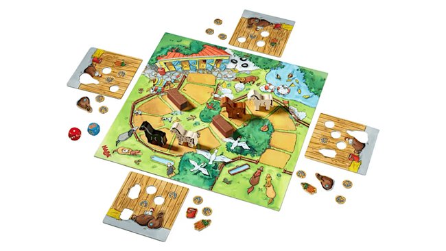 Das Bild zeigt ein buntes Brettspiel mit Pferdefiguren, einem Spielbrett mit Stall- und Wiesenmotiven sowie verschiedenen Spielplättchen und Würfeln. Vier Spielertafeln mit Aussparungen für Spielchips sind um das Spielfeld verteilt. 