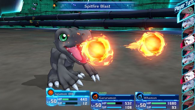 Gezeigt wird ein feuerspeichender kleiner Drache aus dem Videospiel Digimon Story Cyber Sleuth: Complete Edition. Unten im Bild sind Lebensanzeigen anderer Monster zu sehen. Auf der rechten Seite sieht man Bilder des Drachen und seiner Gegner unter dem Schriftzug "Player Turn".