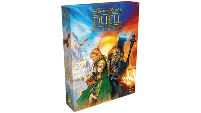 Gezeigt wird die Box des Kartenspiels "Der Herr der Ringe: Duell um Mittelerde" mit einem Elben und dem bösen Wesen Sauron, die Rücken an Rücken stehen. Im Hintergrund ist "der eine Ring" zu sehen.