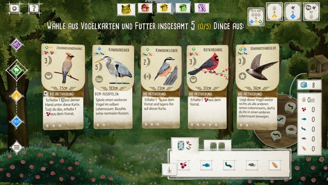 Gezeigt wird ein Screenshot des digitalen Brettspiels Wingspan bzw. Flügelschlag, bei dem Vogelarten gesammelt werden. Oben steht "Wähle aus Vogelkarten und Futter insgesamt 5 Dinge aus". Fünf verschiedene Vogelkarten (Zedernseidenschwanz, Kanadareiher, Kanadakleiber, Rotkardinal und Schornsteinsegler) werden in der Mitte des Bildes angezeigt, jede mit ihren spezifischen Fähigkeiten und Aktivierungseffekten. Links sind Symbole für verschiedene Lebensräume und Aktionen zu sehen. Rechts sind Informationen über verfügbare Ressourcen und Futter dargestellt. Der Hintergrund zeigt einen Wald mit Bäumen und Sträuchern.