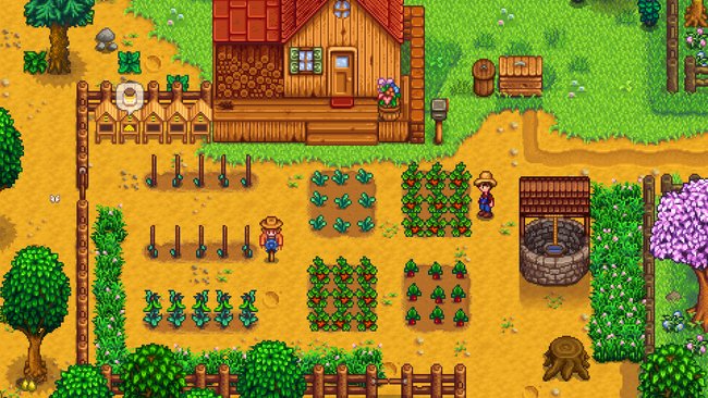 Zwei Spielfiguren bewegen sich in Stardew Valley durch einen Garten mit mehreren kleinen Feldern vor einem Bauernhof.