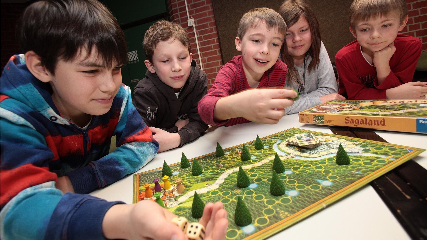 Kinder spielen den Brettspiel-Klassiker Sagaland beim Familiensamstag in der Stadtbücherei in Gladbeck 2014.