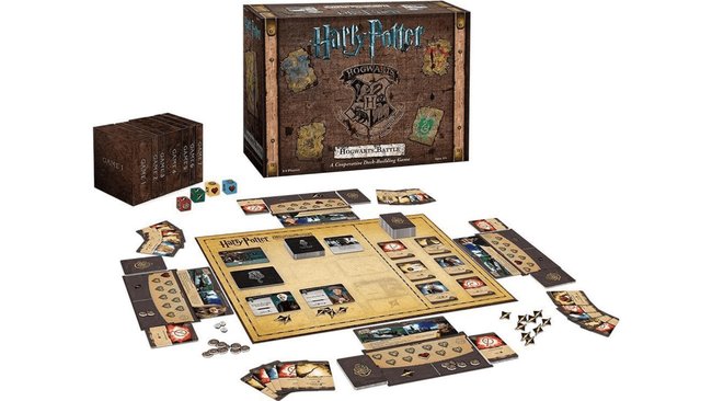 Gezeigt werden die Box und das Spielmaterial des Brettspiels Harry Potter: Kampf um Hogwarts.