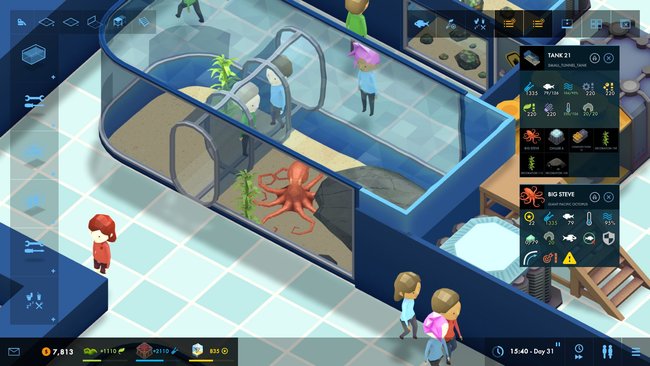 Gezeigt wird ein Screenshot aus dem Spiel Megaquarium mit zwei Aquarien, in denen sich ein Oktopus und Pflanzen befinden. In den Gängen um die Aquarien laufen Besucher herum.