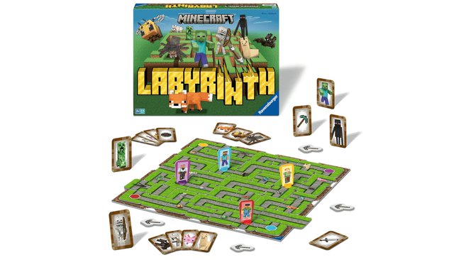 Das Bild zeigt das Minecraft Labyrinth Brettspiel von Ravensburger. Zu sehen ist die Spielbox mit typischen Minecraft-Figuren im oberen Teil des Bildes. Darunter ist das aufgebaute Spiel mit einem grünen Labyrinth-Spielbrett zu sehen, auf dem verschiedenfarbige Spielfiguren platziert sind. Um das Spielbrett herum liegen Spielkarten mit Minecraft-Motiven wie Creeper, Enderman und anderen Charakteren sowie einige Pfeilmarker. Das Spiel ist für Spieler ab 7 Jahren geeignet, wie auf der Verpackung angedeutet.