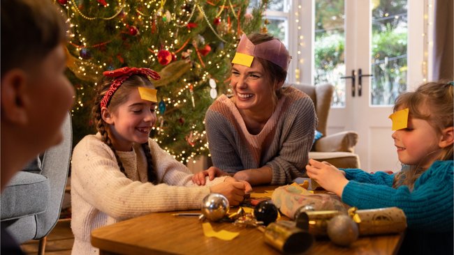 Gezeigt wird eine Familie, die am Weihnachtsabend das Ratespiel Wer bin ich? spielt.