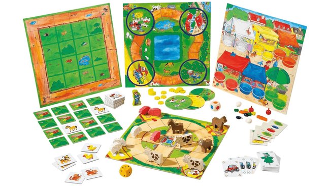 Das Bild zeigt ein umfangreiches Bauernhof-Brettspiel mit mehreren Spielplänen, Holzfiguren von Tieren wie Kühen und Pferden, Karten, Würfeln und kleinen Spielmarkern. Verschiedene Spielmechaniken wie Tierhaltung, Marktbesuche und Landschaftsgestaltung sind dargestellt. Das Spiel hat ein farbenfrohes, kinderfreundliches Design.