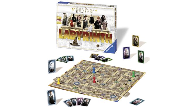 Gezeigt werden die Box und das Spielmaterial des Brettspiels Harry Potter: Labyrinth.