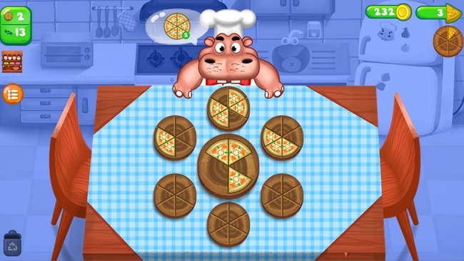 Der Screenshot des Spiels "Hippo Pizza Chef" zeigt ein Nilpferd mit Kochmütze in einer Küche, das hinter einem Tisch steht, der mit einer blau-weiß karierten Tischdecke bedeckt ist. Auf dem Tisch liegen mehrere runde Holzplatten mit geschnittenen Pizzastücken. Links und rechts oben in der Ecke sind verschiedene Spielbuttons und Symbole zu sehen. Im Hintergrund befindet sich eine Küchenzeile mit einem Herd, einem Ofen und einem Kühlschrank.