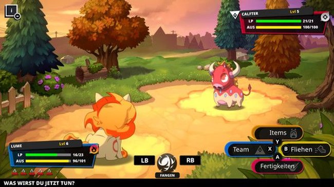 Gezeigt wird eine Szene aus dem Videospiel Nexomon: Extinction, in dem sich zwei Monster auf einem Sandplatz umgeben von Natur entgegenstehen, um miteinander zu kämpfen. In drei Ecken des Bildes sieht man Levelanzeigen und Menüpunkte für auswählbare Aktionen.