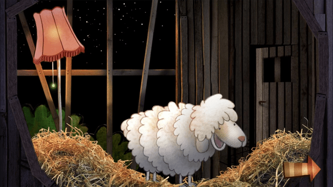 Eine Zeichnung von einem weißen Schaf, das in der Scheune auf seinem Strohbett steht, links neben ihm brennt eine Stehlampe mit altmodischem Lampenschirm. Im Hintergrund sieht man durch ein Fenster den nächtlichen Sternenhimmel. 