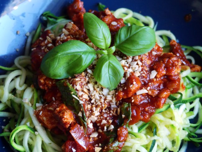 Vegane Zucchini Spaghetti mit Basilikum-Blättchen