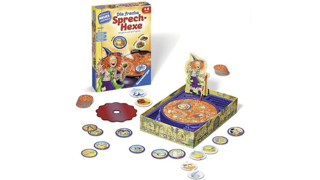 Das Bild zeigt das Lernspiel "Die freche Sprech-Hexe" von Ravensburger. Im Vordergrund ist das Spielbrett zu sehen, das eine Hexenfigur und einen Kessel mit verschiedenen runden Spielplättchen darstellt. Um das Spielbrett herum liegen weitere Spielplättchen, die Bilder von verschiedenen Gegenständen und Tieren zeigen. Im Hintergrund ist die Spielverpackung zu sehen, die eine freundliche Hexe und den Spieletitel zeigt.