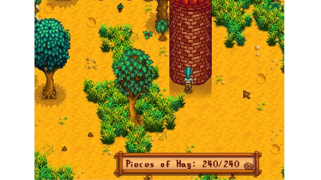 Das Bild zeigt eine Szene aus dem Videospiel Stardew Valley. Im Zentrum des Bildes steht ein Silo aus roten Backsteinen auf einer gelben, grasbewachsenen Fläche. Um das Silo herum sind grüne Büsche und Bäume zu sehen. Unten im Bild befindet sich eine Holztafel mit der Aufschrift "Pieces of Hay: 240/240", die anzeigt, dass das Silo voll mit Heu ist.