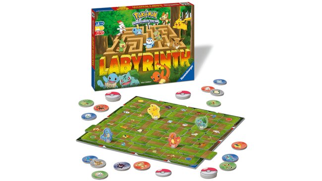 Das Bild zeigt das Brettspiel "Pokémon Labyrinth" von Ravensburger. Die Spielschachtel im Hintergrund zeigt verschiedene Pokémon wie Pikachu, Bisasam, Glumanda und Schiggy vor einem Labyrinth-Design. Das Spielbrett ist im Vordergrund zu sehen, mit verschiebbaren Kacheln, die ein Labyrinth bilden. Auf dem Spielbrett befinden sich vier Spielfiguren in Form von Pikachu, Bisasam, Glumanda und Schiggy. Rund um das Spielbrett liegen verschiedene runde Spielchips mit Abbildungen von Pokémon und Pokébällen.