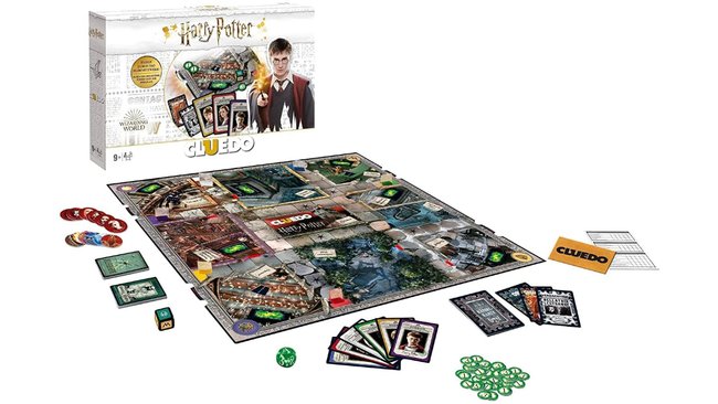 Gezeigt wird die Box und das Spielmaterial des Brettspiels Cluedo Harry Potter Collector's Edition.