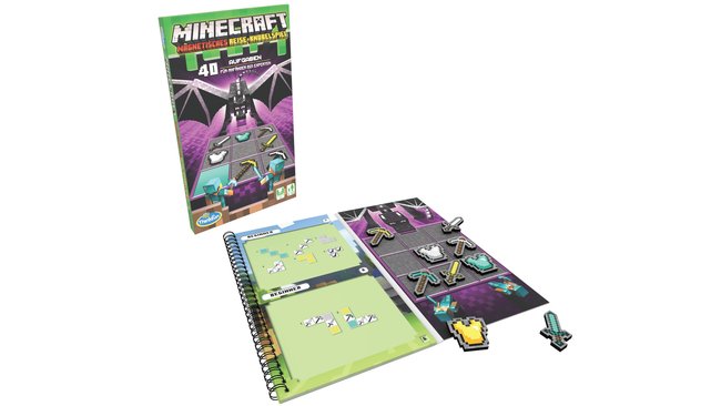 Das Bild zeigt das "Minecraft Magnetisches Reise-Knobelspiel" von ThinkFun. Links steht die grüne Spielverpackung mit einem Enderdrachen-Motiv und dem Hinweis auf 40 Aufgaben. Rechts im Bild ist das aufgeschlagene Spielbrett zu sehen, bestehend aus einem Aufgabenheft mit grünen Seiten, auf denen "Beginner"-Aufgaben abgebildet sind, und einer magnetischen Spielfläche in lila/schwarz mit verschiedenen Minecraft-Werkzeugen und Gegenständen als magnetische Spielteile. 