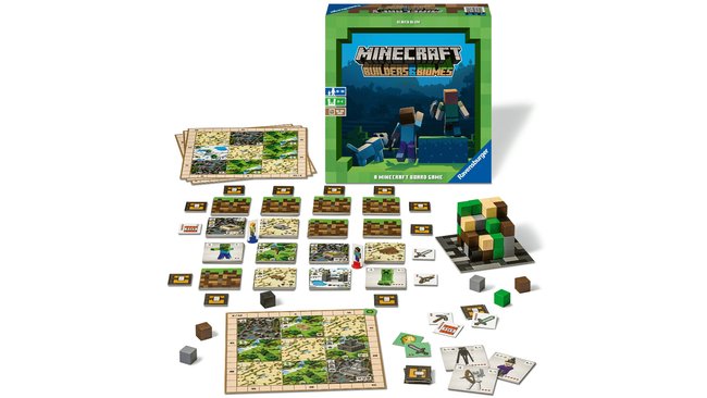 Das Bild zeigt das Brettspiel "Minecraft: Builders & Biomes" von Ravensburger. Rechts oben ist die grün-blaue Spielschachtel mit dem Minecraft-Logo zu sehen. Der Spielinhalt ist ausgebreitet und zeigt verschiedene Spielelemente: ein Spielbrett mit unterschiedlichen Biomen (Wald, Wüste, Berge), zahlreiche Spielkarten mit Minecraft-Motiven, kleine Spielfiguren von Minecraft-Charakteren, bunte Würfel in braun, grün und grau sowie einen 3D-Würfelturm aus farbigen Blöcken. Das Spiel wurde von Ulrich Blum entwickelt und ist, wie auf der Verpackung erkennbar, für 2-4 Spieler konzipiert.