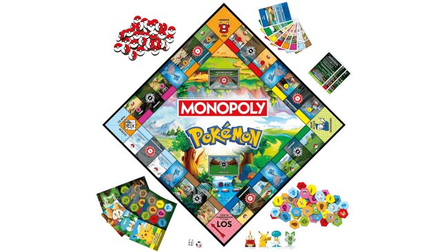 Das Bild zeigt das Brettspiel "Monopoly Pokémon" in einer rautenförmigen Anordnung. In der Mitte des Spielfelds steht das "Monopoly Pokémon"-Logo. Rund um das Spielfeld sind verschiedene Orte aus der Pokémon-Welt abgebildet. Es gibt Spielfiguren in Form von Pokémon (Pikachu, Felori, Krokel, Kwaks) und verschiedene Zubehörteile wie Pokéball-Spielchips, Karten und bunte Spielmarker mit Pokémon-Symbolen. In den Ecken des Spielfelds befinden sich bekannte Monopoly-Felder wie "Los" und "Gehe ins Gefängnis".