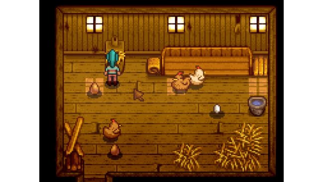 Das Bild zeigt eine Szene aus dem Videospiel Stardew Valley, in der ein Charakter in einem Hühnerstall steht. Im Stall befinden sich mehrere Hühner, ein Ei auf dem Boden und Heuballen. Der Stall hat Holzwände und zwei kleine Fenster. Der Charakter steht vor einem Futtertrog und verteilt das Heu.