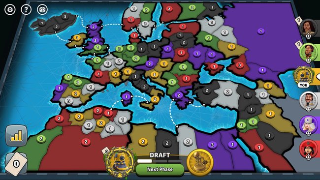 Spieloberfläche des Strategiespiels Risk: Global Domination, mit einer farbigen Karte von Europa und angrenzenden Gebieten. Die Karte zeigt Länder und Regionen, die verschiedenen Spielern zugeordnet sind, farblich gekennzeichnet (z. B. Rot, Grün, Lila, Gelb). Zahlen in den Regionen repräsentieren Einheiten oder Armeen. 