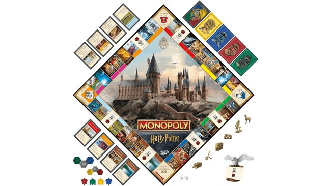 Gezeigt wird das Spielmaterial von Monopoly in der Harry Potter-Version mit Hogwart-Bild in der Mitte des Spielbretts.